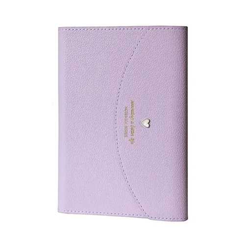 Victoria's Journals Mekanizmalı Lila Deri Defter (A6, 80g, 96 Yaprak), zarif tasarımı ve pratik kullanım özellikleriyle hem günlük notlarınızı organize etmek hem de çantanızda şık bir aksesuar olarak taşımak için mükemmel bir ajanda alternatifidir.